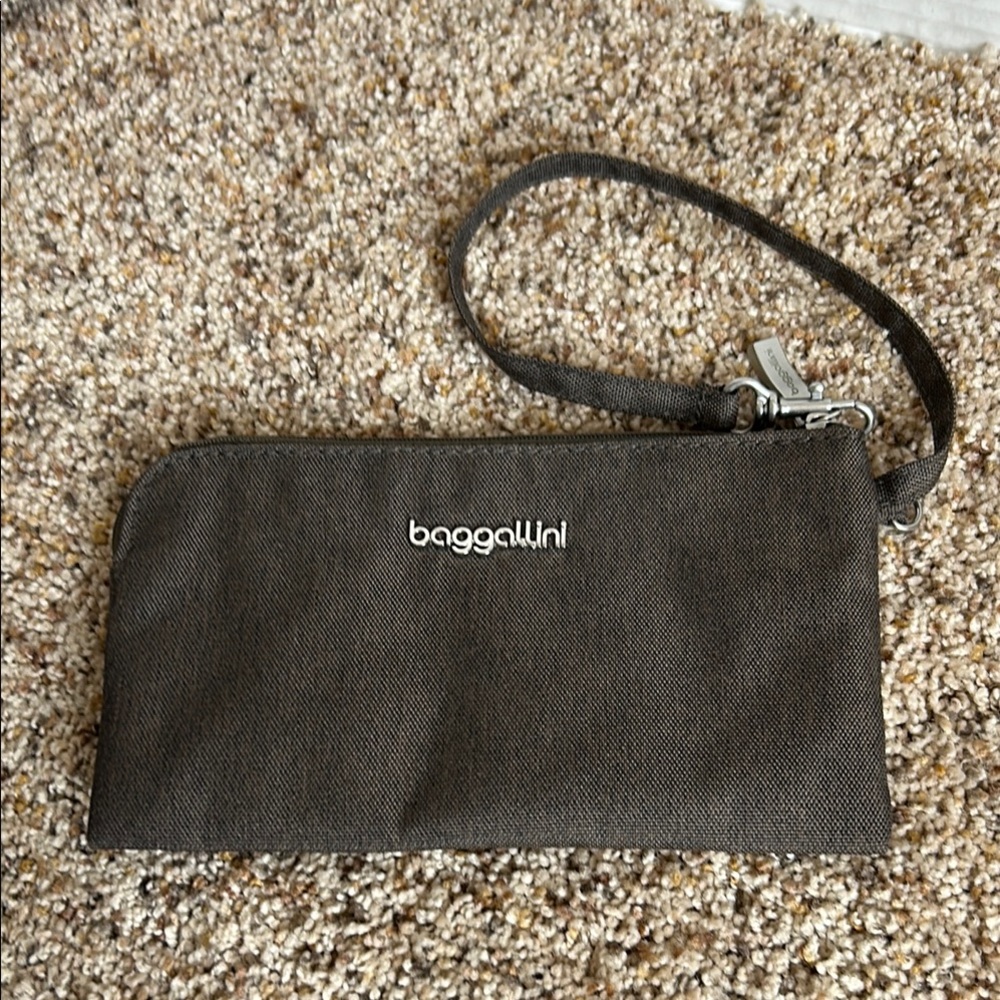 Baggallini wristlet, brown color, RFID